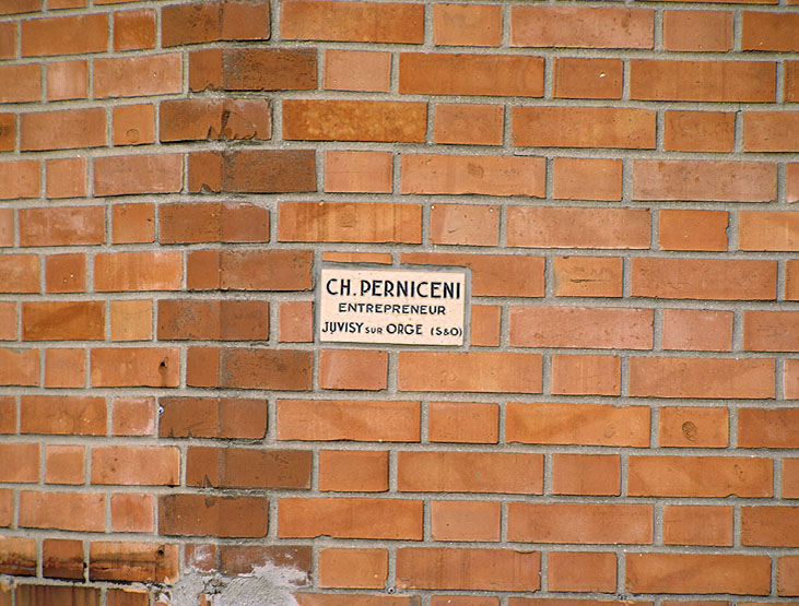 Plaque de l'entrepreneur Ch. Perniceni, de Juvisy-sur-Orge, apposée sur la maison.