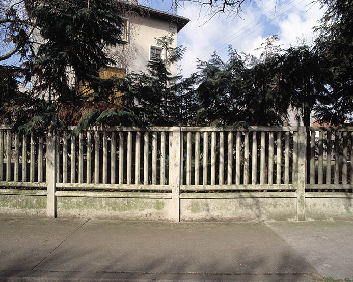 Clôture en ciment du type 'Lissages à deux barres '.