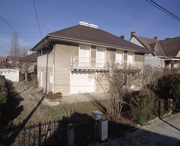 Vue d'ensemble ; ce modèle se retrouve dans la commune à différentes adresses (rue Maurice-Moser, avenue Roger-Salengro).