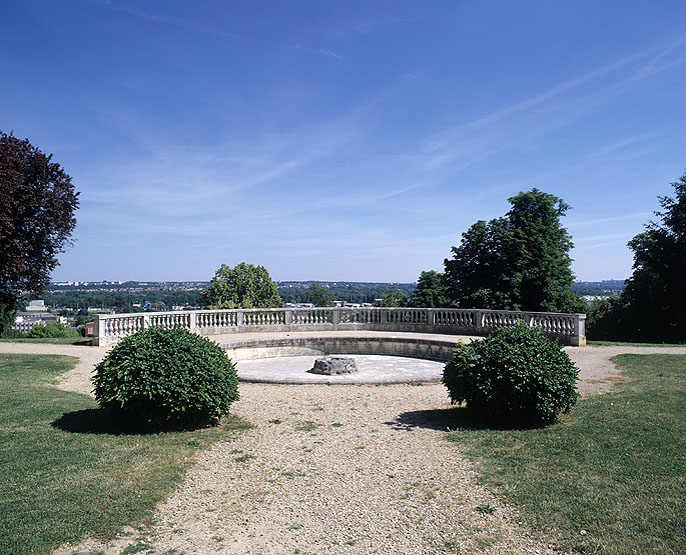 Le bassin et sa balustrade en hémicycle.