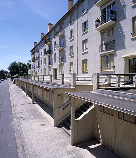 Façade de l'immeuble des n° 65-69 : détail des garages en soubassement.