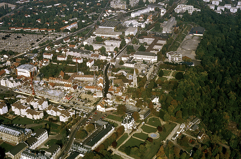 Vue aérienne : réaménagement en cours des îlots du centre-ville le long de la rue Conrart.