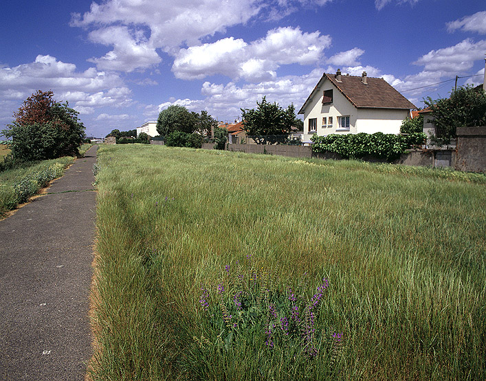 Promenade aménagée au-dessus descanalisations souterraines des eaux de la Vanne et du Loing, à la limite de Morangis et de Paray-Vieille-Poste.