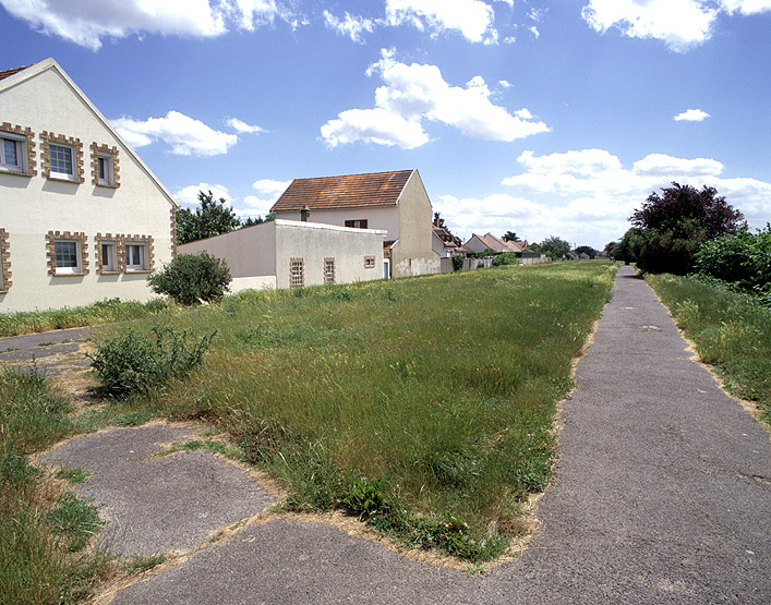 La promenade de l'aqueduc de la Vanne en direction de la rue de la Voie-Verte.