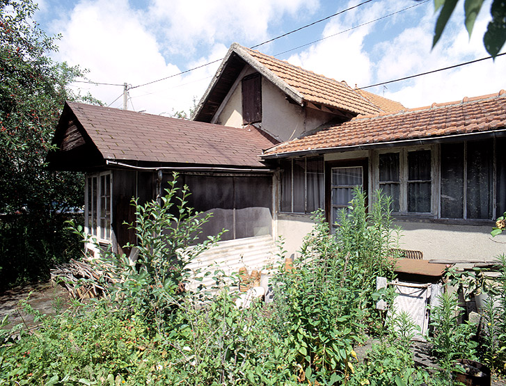 Vue d'ensemble du cabanon : à droite la cabane initiale en bois recouvert de papier goudronné.