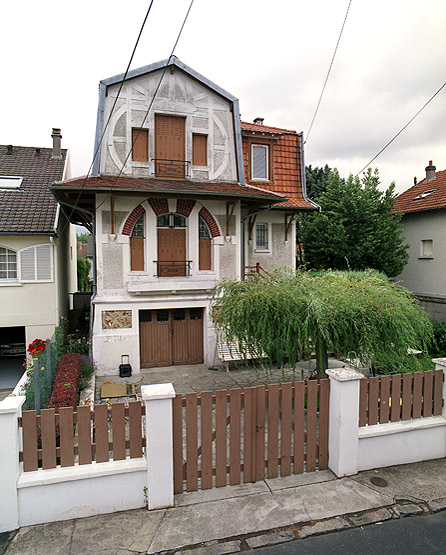 Vue d'ensemble de la maison identique à celle du 22, rue Gabriel-Vinot. Son décor de faux pans-de-bois incurvés s'inspire de l'architecture alsacienne.