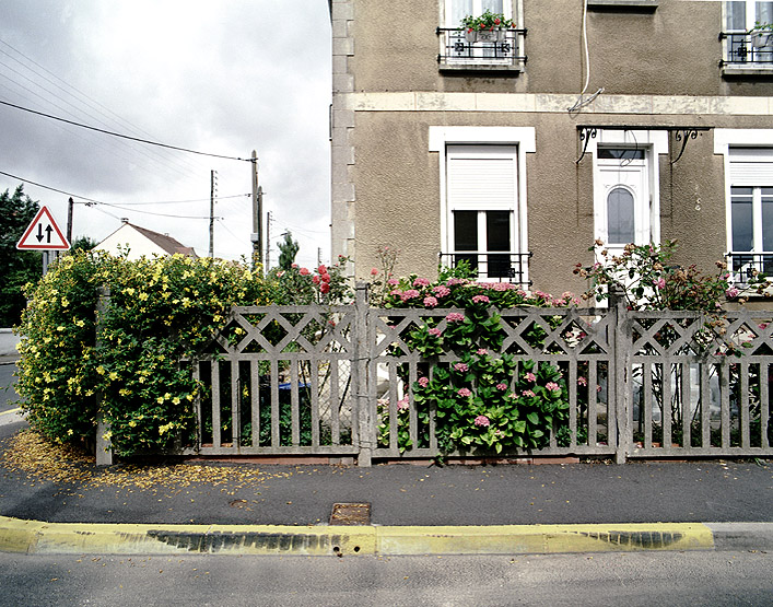 Clôture en ciment armé.