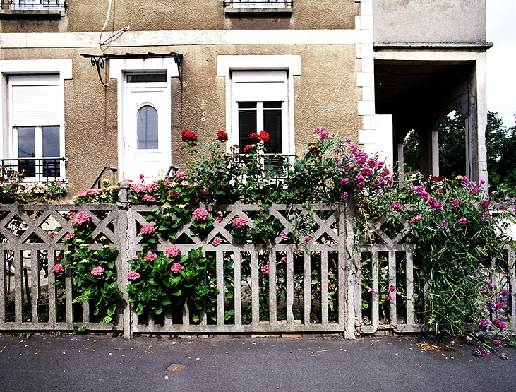 Clôture en ciment armé.