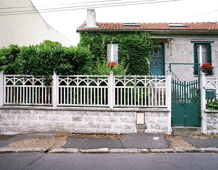 Clôture en ciment armé.