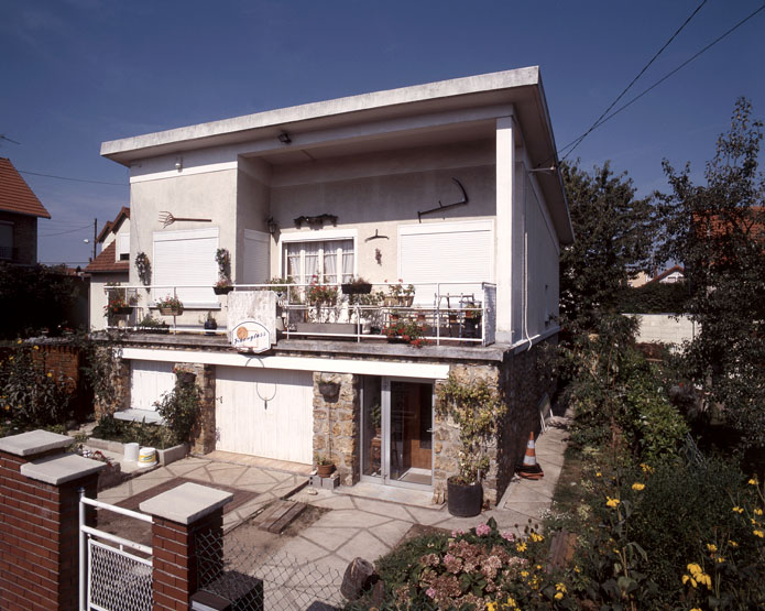 Un toit en dévers couvre cette maison de style 'moderne'.