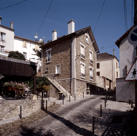 Vue d'ensemble : un soubassement élevé rachète la différence de niveau entre les rues de la Montagne de Mons et la rue Robert-Schuman.