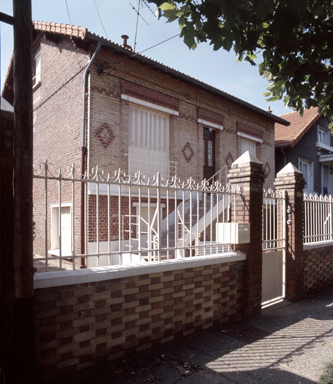 Vue d'ensemble ; un décor est créé sur l'élévation antérieure par l'utilisation de briques de couleurs différentes.