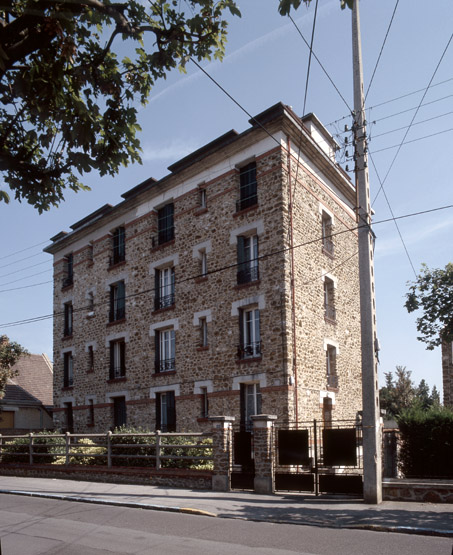 Immeuble en meulière comptant 3 étages carrés.