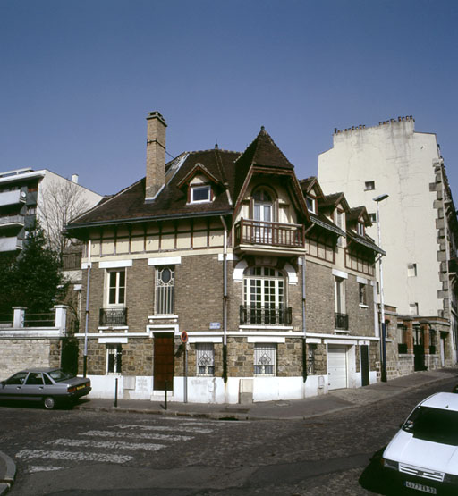 Vue générale prise depuis la rue.