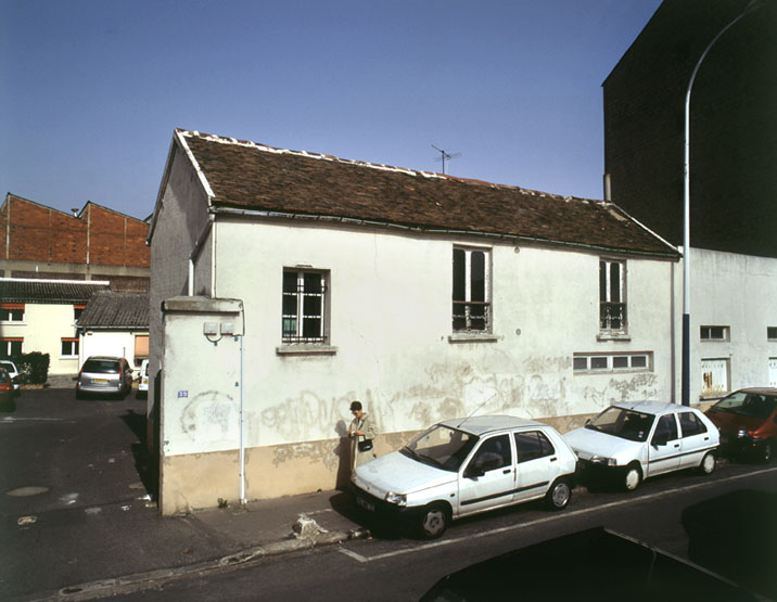 Vue générale prise depuis la rue.