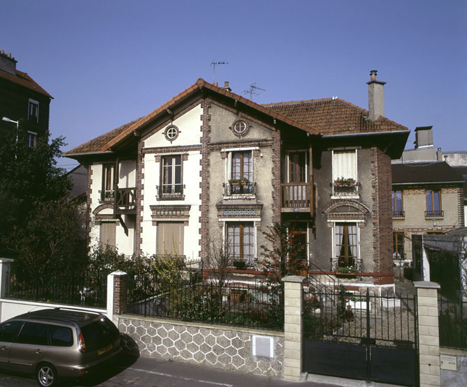 Vue générale prise depuis la rue.