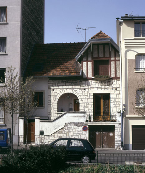 Vue générale prise depuis la rue.