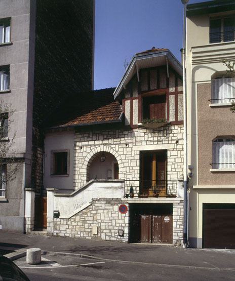 Vue générale prise depuis la rue.