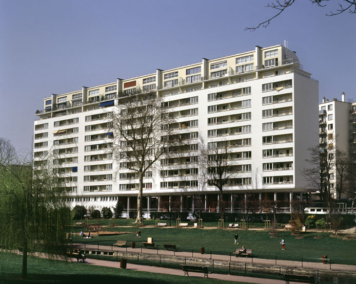 Vue d'ensemble de l'immeuble, prise depuis le parc Frédéric-Pic.