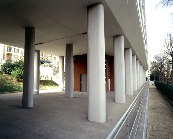 Vue du portique en soubassement de l'immeuble, ouvert en contrebas de la rue.