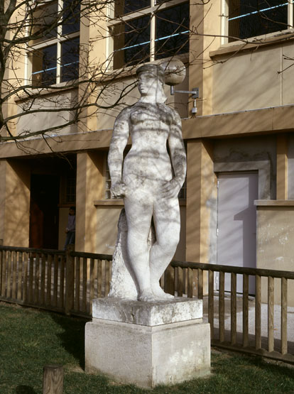 Statue de femme athlète du sculpteur Joseph Rivière dans le parc du stade : profil droit.