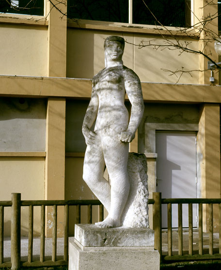 Statue de femme athlète du sculpteur Joseph Rivière dans le parc du stade : profil gauche.