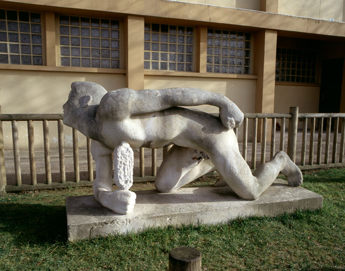Statue d'athlète allongé du sculpteur Joseph Rivière dans le parc du stade : profil gauche.