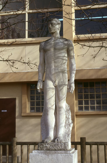Statue d'athlète debout du sculpteur Joseph Rivière, dans le parc du stade : vue de face.
