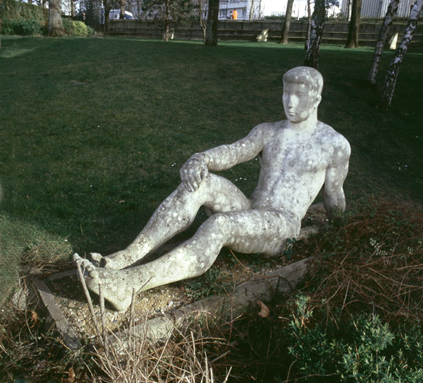 Statue d'athlète étendu du sculpteur Joseph Rivière, dans le parc du stade : vue de trois quarts.