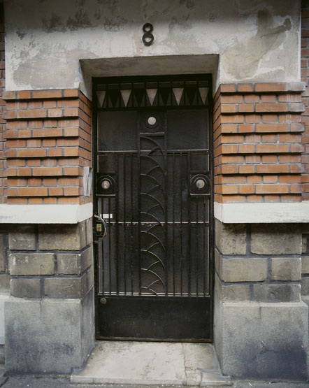 Vue d'ensemble de la porte piétonne.