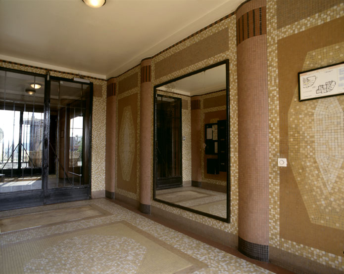 Le hall de l'une des entrées de l'immeuble.