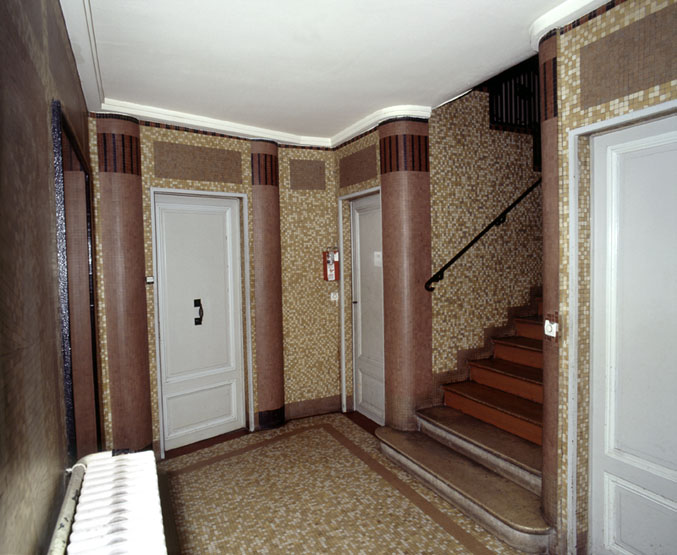 Le couloir de l'une des entrées de l'immeuble.