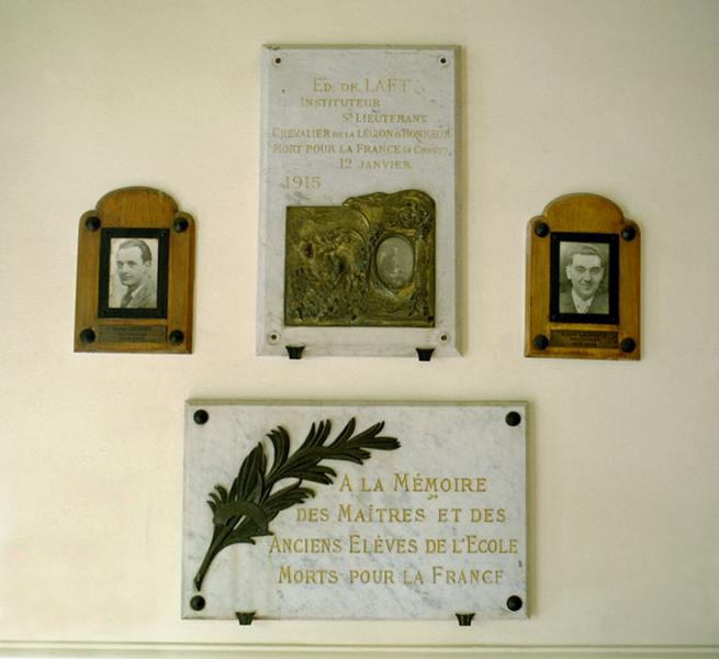 Hall d'entrée : plaques commémoratives.