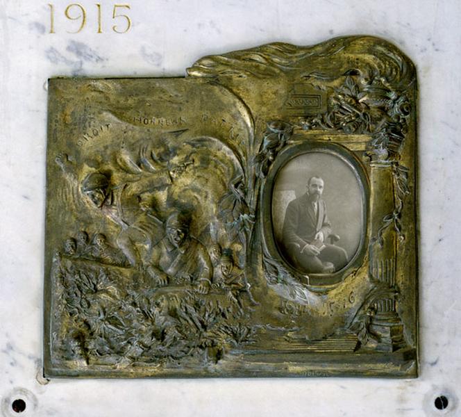 Vue d'ensemble de la plaque de bronze.