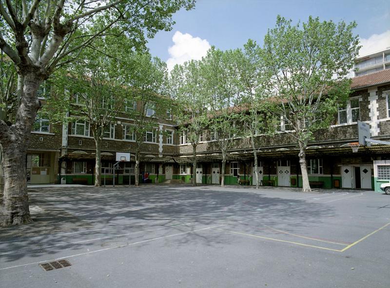 Vue d'ensemble de la cour.