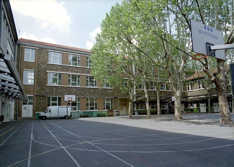 Vue d'un côté de la cour.