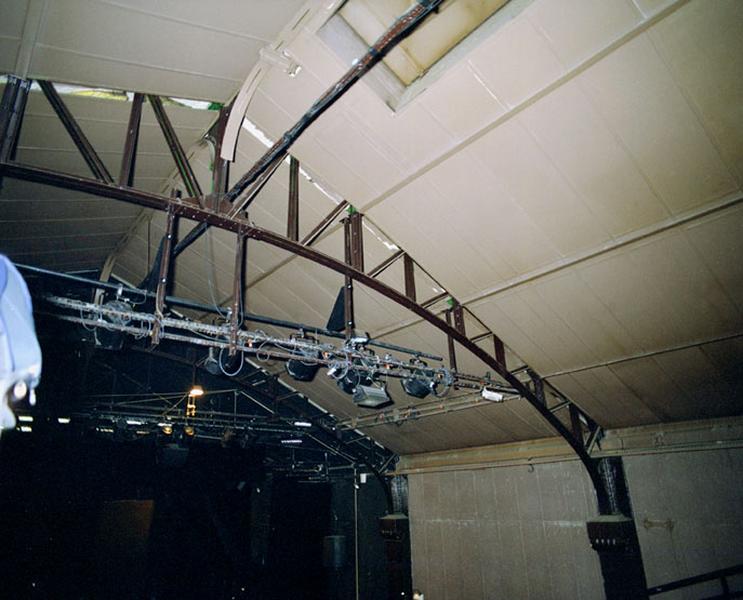 Salle des fêtes-héâtre : détail de la charpente métallique.