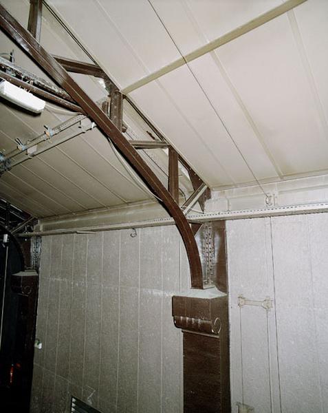 Salle des fêtes-héâtre : détail de la charpente métallique.