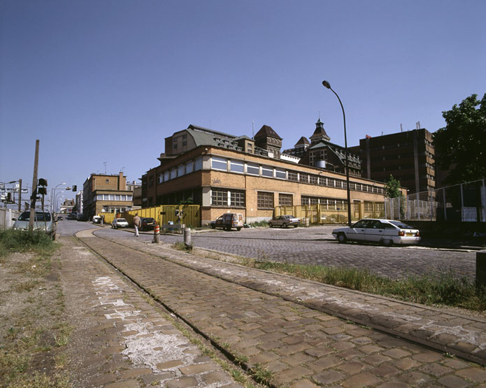 Vue générale depuis l'embranchement ferroviaire longeant la rue du Débarcadère. Au premier plan, le bâtiment des garages et de la menuiserie, élevé en 1950 sur les plans de Léon Bailly.