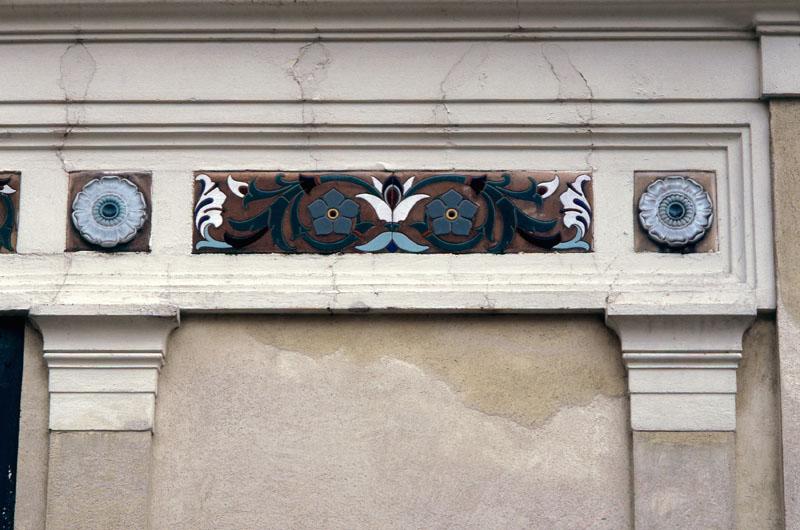 Elévation extérieure du château : détail du décor en céramique