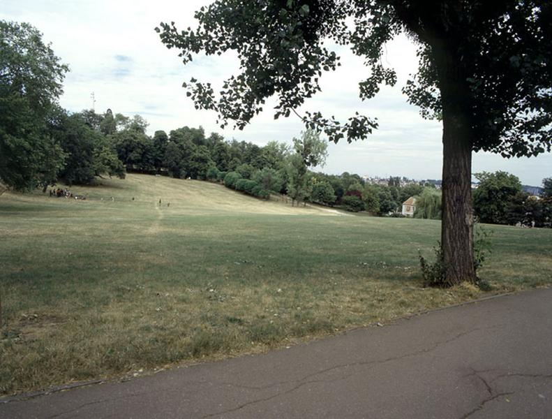 Parc : vue de la pente, de l'extérieur vers le centre