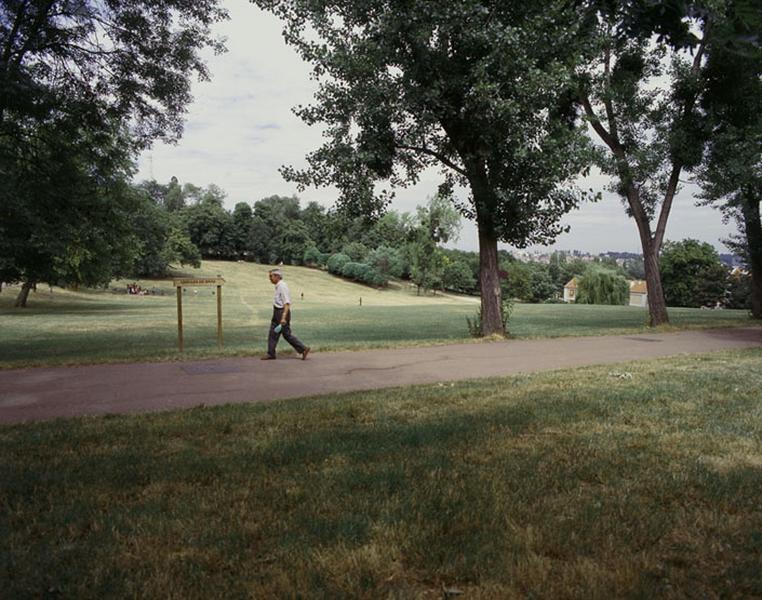 Parc : allée et vue de la colline centrale