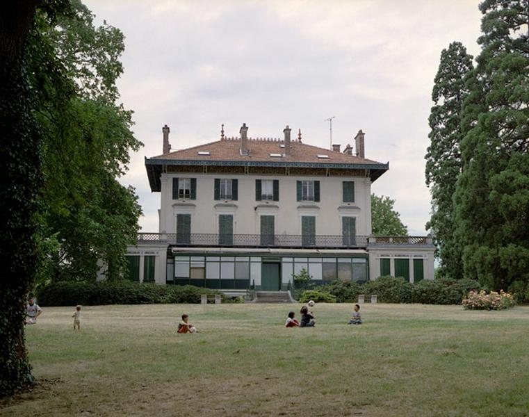 Château et pelouse centrale : vue d'ensemble