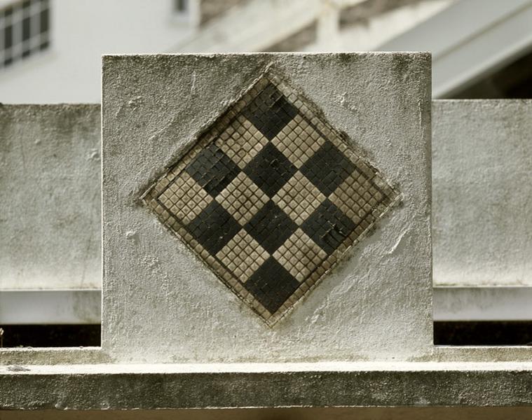 Détail de l'un des panneaux décorés de mosaïque, surmontant les portes de la façade orientale.