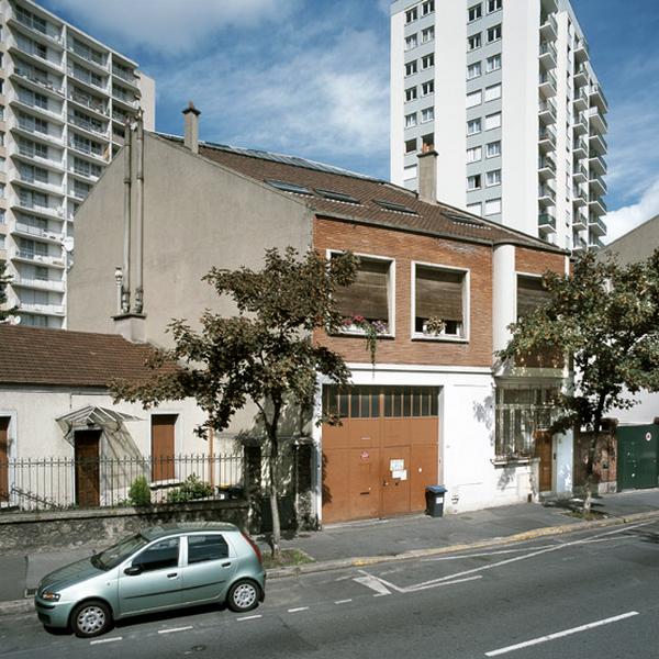 Le bâtiment à usage de bureaux et de logement masque, sur le boulevard Eugène-Decros, les ateliers de fabrication située en fond de parcelle.