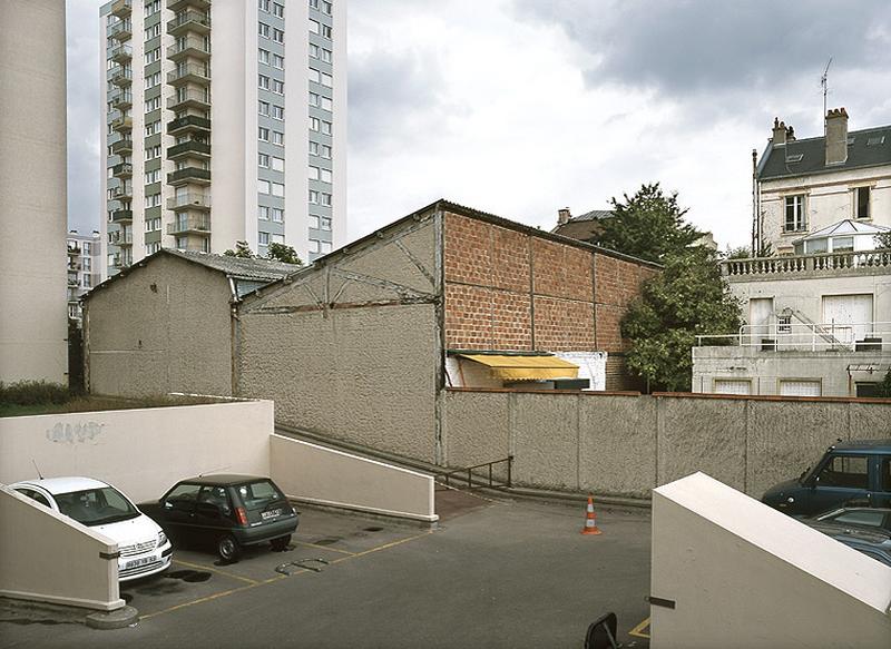 Le magasin (à droite) et l'atelier de fabrication (à gauche), vus depuis la rue de La Rochefoucault.
