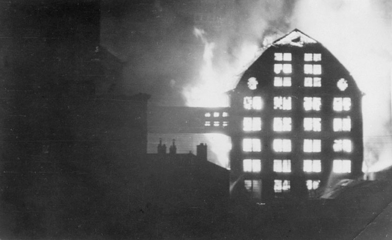 L'incendie des Grands Moulins de Pantin, dans la nuit du 19 août 1944. Détail du moulin en flammes. Cliché anonyme, 1944.