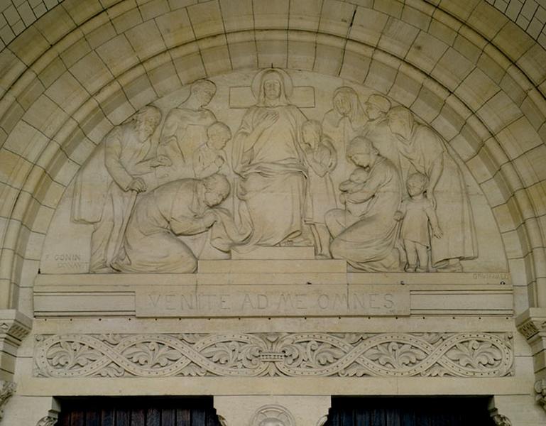 Porche : détail du tympan.