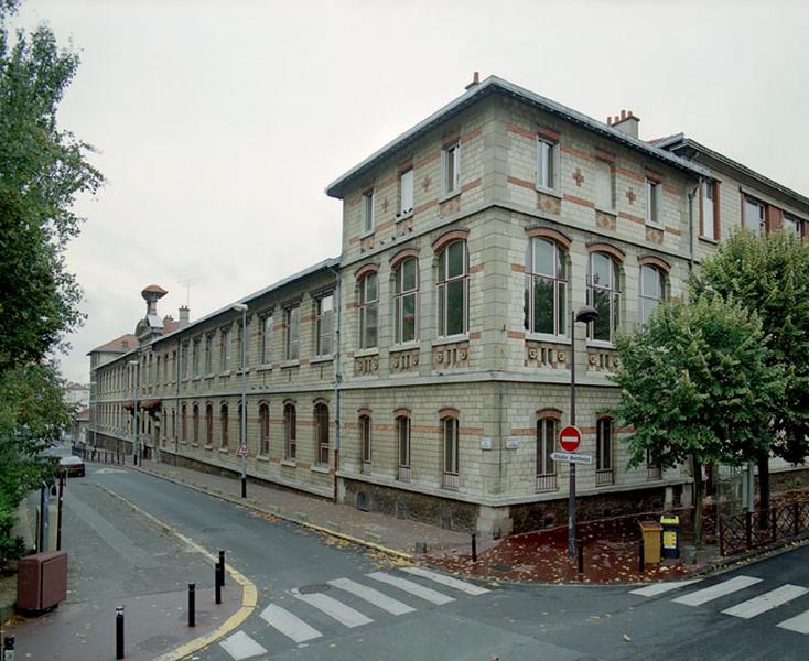 Elévation sur rue : vue de l'angle du bâtiment.