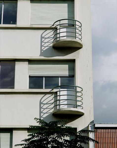 Elévation sur rue : détail des balcons.